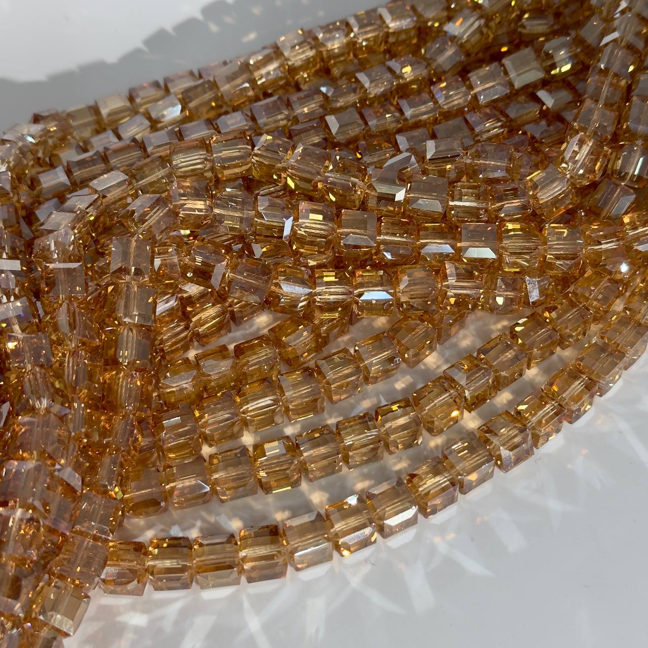 Бусины стеклянные форма кубик размер 10мм цвет золотистый